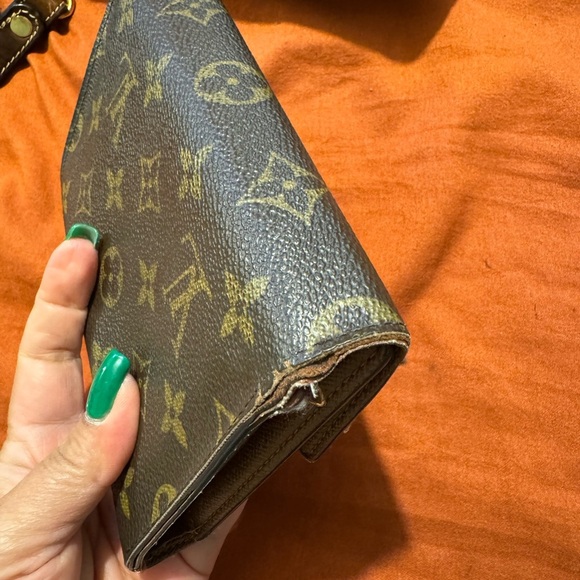 LV monogram medium sized wallet - Picture 8 of 11